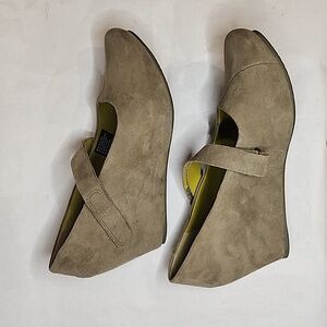 Tsubo Green Wedge Shoes with Sleek Design